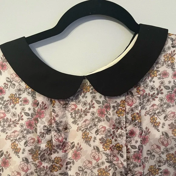 CeCe Floral Blouse with Black Collar - Picture 2 of 7